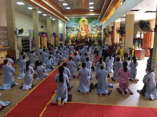 Nhiếp tâm thọ nhận Bát quan trai giới