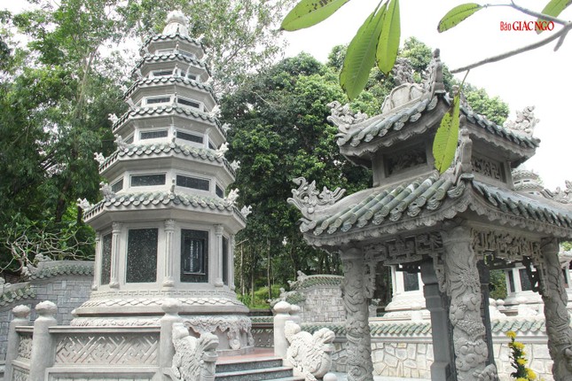 Bảo tháp Trưởng lão Hòa thượng Thích Chơn Thiện trong khuôn viên tổ đình Tường Vân