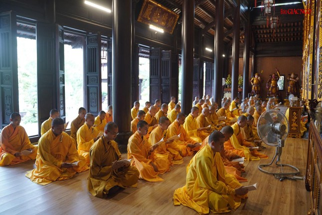 Tăng Ni sinh Học viện Phật giáo VN tại Huế đồng tụng kinh Phạm võng ngày 31-10