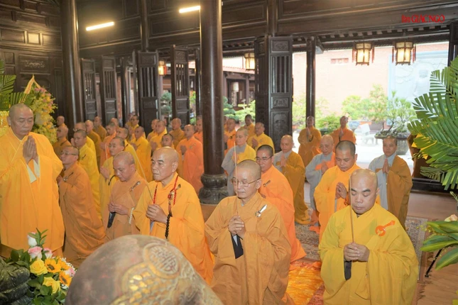 Hội đồng Điều hành Học viện Phật giáo VN tại Huế dâng hương tưởng niệm Hội đồng Điều hành Học viện Phật giáo VN tại Huế dâng hương tưởng niệm