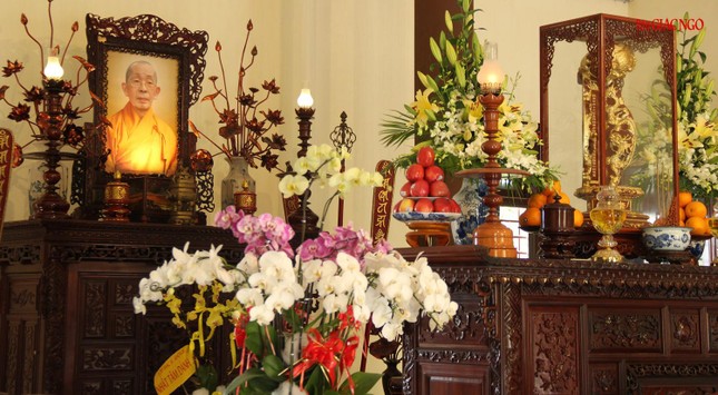 Hương án Trưởng lão Hòa thượng Thích Chơn Thiện tại thiền thất lúc sinh tiền ngài sinh hoạt