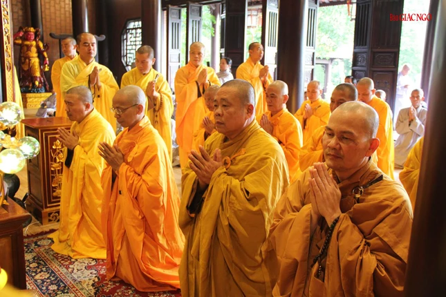 Môn đồ pháp quyến nhất tâm tưởng niệm tôn sư Môn đồ pháp quyến nhất tâm tưởng niệm tôn sư