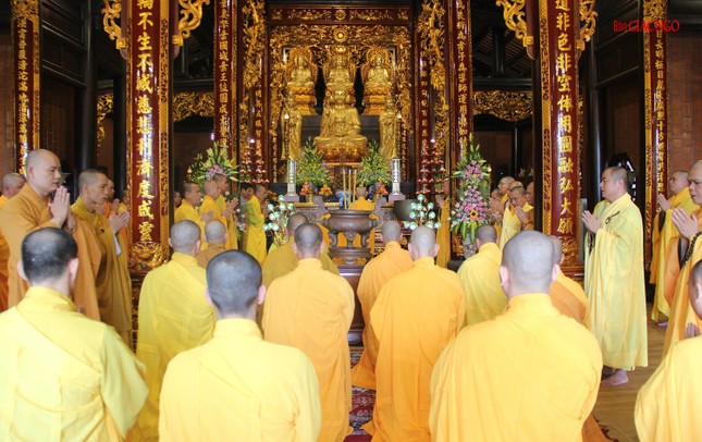 Lễ cúng ngọ được cử hành tại chánh điện tổ đình Tường Vân