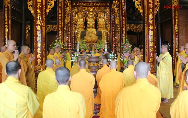 Lễ cúng ngọ được cử hành tại chánh điện tổ đình Tường Vân Lễ cúng ngọ được cử hành tại chánh điện tổ đình Tường Vân