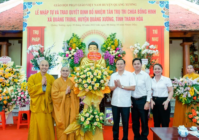 Đại diện lãnh đạo xã Quảng Trung tặng hoa chúc mừng