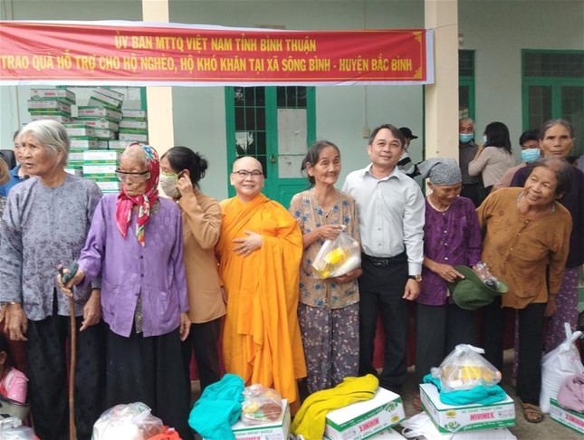 Trao quà đến hộ nghèo, hộ có hoàn cảnh khó khăn tại xã Sông Bình Trao quà đến hộ nghèo, hộ có hoàn cảnh khó khăn tại xã Sông Bình