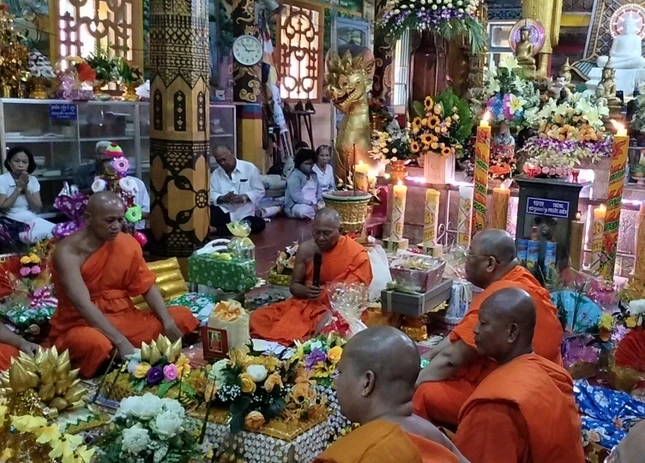 Chư Tăng cử hành nghi thức Tăng sự