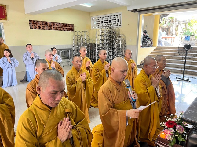 Thượng toạ Thích Chúc Đạo dâng lời tưởng niệm và tác bạch cúng dường