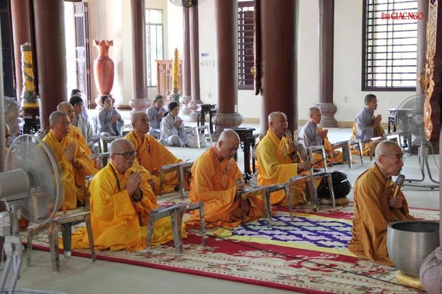 Chư Tăng các tự viện hiện diện đảnh lễ, cùng tụng kinh Phạm võng tưởng niệm tại chùa Từ Đàm