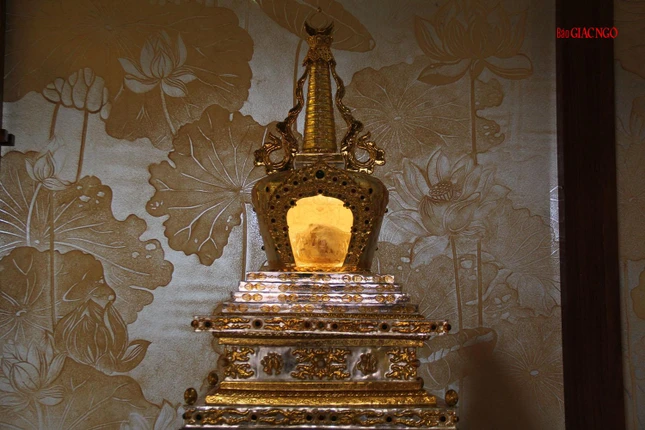 Xá-lợi thượng thủ sau khi trà-tỳ