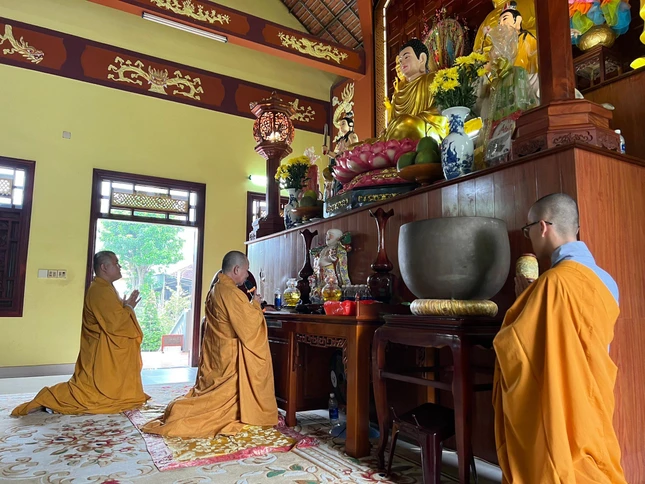 Thượng tọa Thích Huệ Quang niêm hương bạch Phật