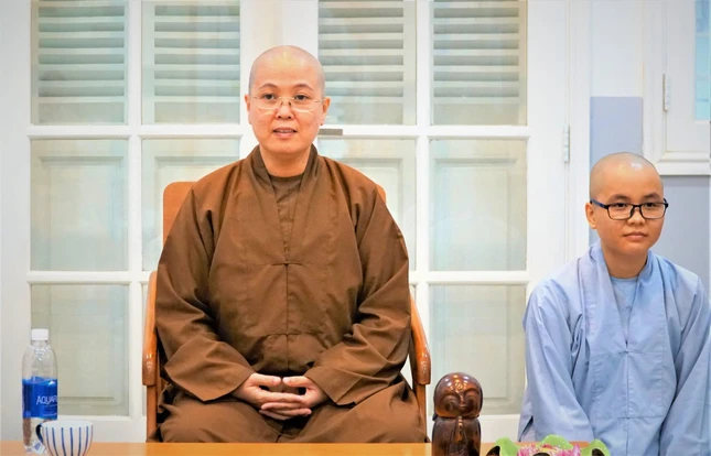 Sư cô Thích nữ Diệu Hiếu hướng dẫn học viên thực hành thiền Vipassana