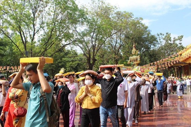 Phật tử nhiễu Phật quanh khuôn viên thiền viện Phước Sơn