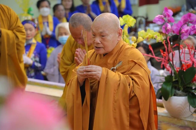 Hòa thượng Thích Thiện Nhơn dâng hương cầu nguyện Hòa thượng Thích Thiện Nhơn dâng hương cầu nguyện