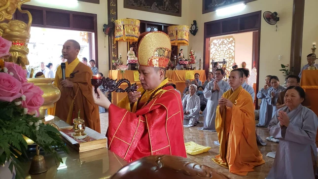 Chư tôn đức niêm hương