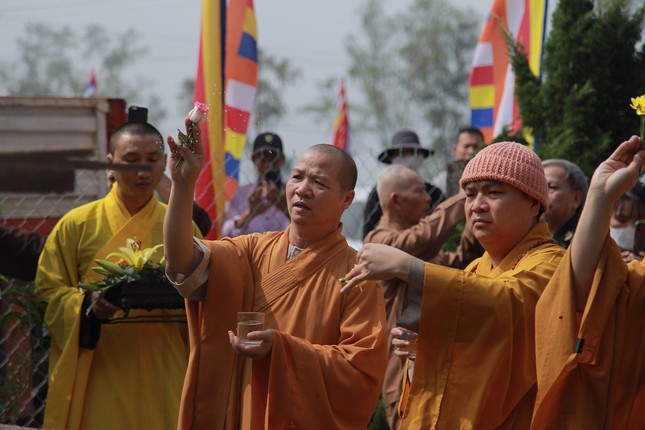 Nghi thức sái tịnh, chú nguyện rót đồng đúc đại hồng chung