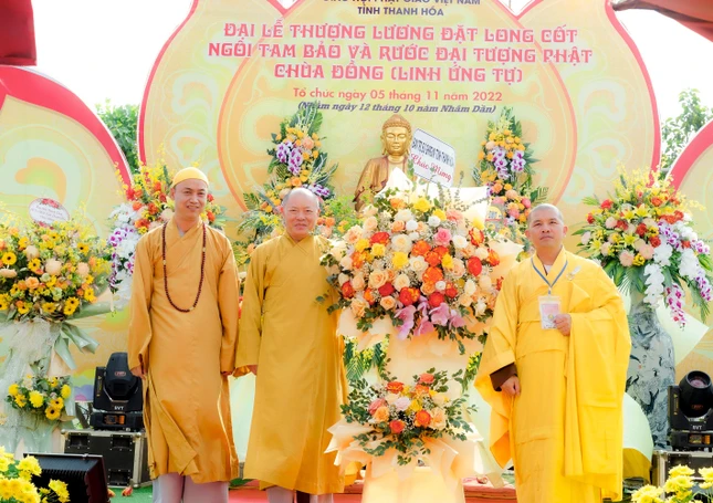 Ban Trị sự GHPGVN tỉnh Thanh Hóa tặng hoa chúc mừng Ban Trị sự GHPGVN tỉnh Thanh Hóa tặng hoa chúc mừng