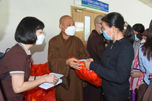 Thượng tọa Thích Trí Chơn trao quà đến các bệnh nhân