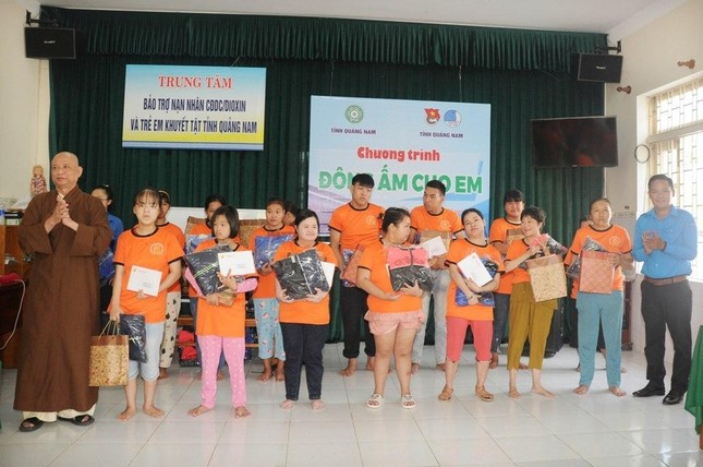Hòa thượng Thích Phước Minh, Trưởng ban Trị sự GHPGVN tỉnh Quảng Nam và anh Hoàng Văn Thanh, Phó Bí thư Tỉnh đoàn, Chủ tịch Hội Liên hiệp Thanh niên VN tỉnh trao quà cho các em