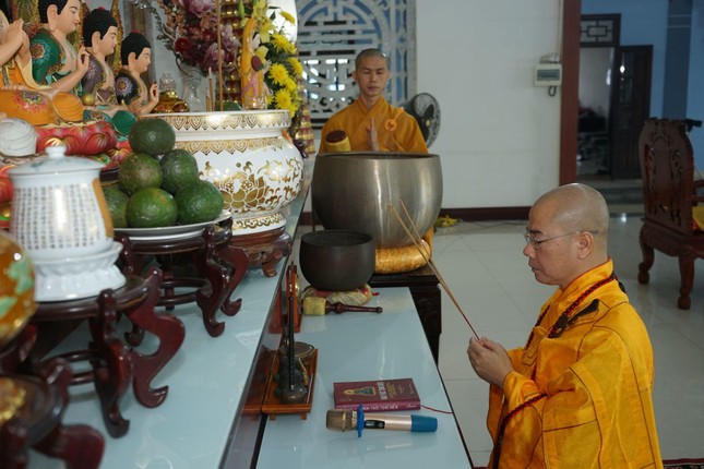 Niêm hương bạch Phật