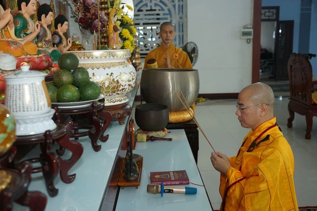 Niêm hương bạch Phật