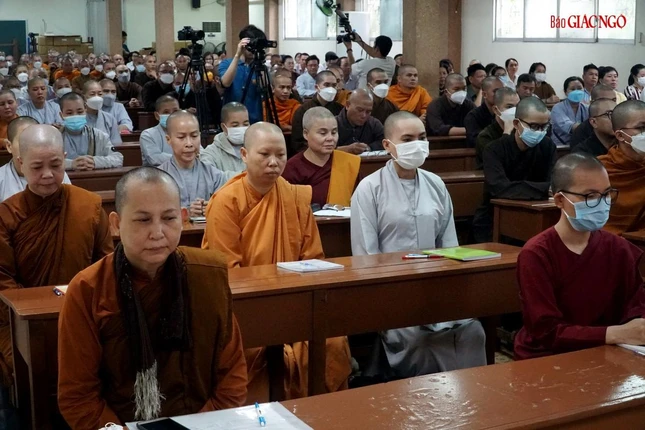 Tăng Ni và học viên tham dự lễ khai giảng