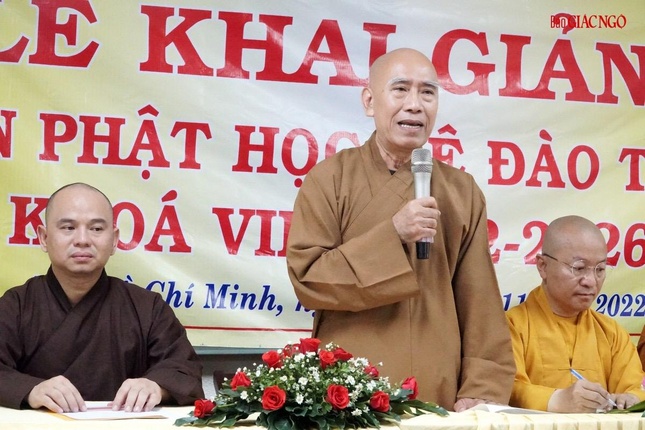 Thượng toạ Thích Tâm Đức chia sẻ với các học viên trong lễ khai giảng