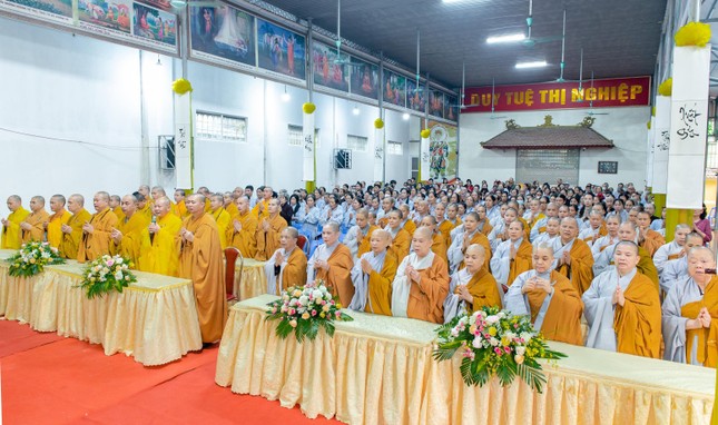 Thành kính dâng hương tưởng niệm