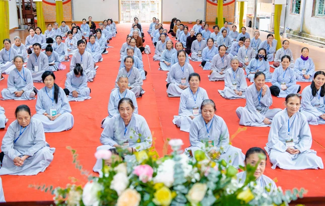 Phật tử dự khóa tu Bát Quan trai và quy y Tam bảo