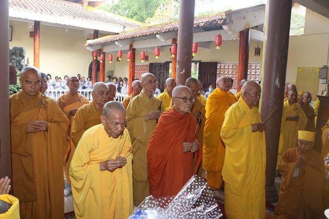 Chư tôn giáo phẩm thắp hương tưởng niệm