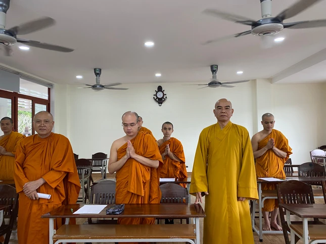 Chư tôn đức thăm, sách tấn giới tử trước giờ khảo hạch