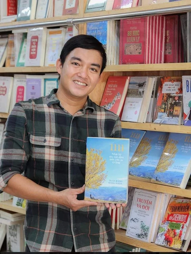 Trần Đặng Đăng Khoa bên đứa con tinh thần đầu tiên của mình - Ảnh: NVCC