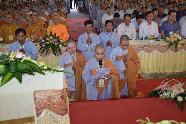 Sư cô Thích nữ Huệ Thành dâng lời phát nguyện