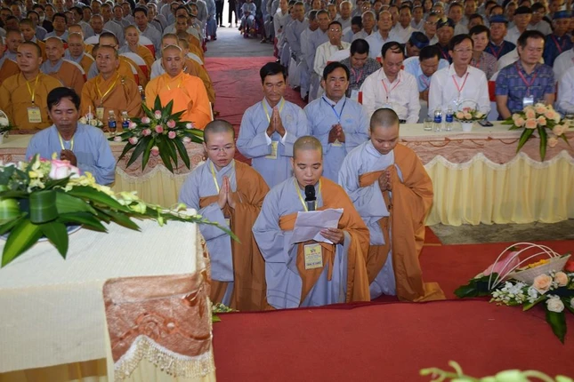 Sư cô Thích nữ Huệ Thành dâng lời phát nguyện