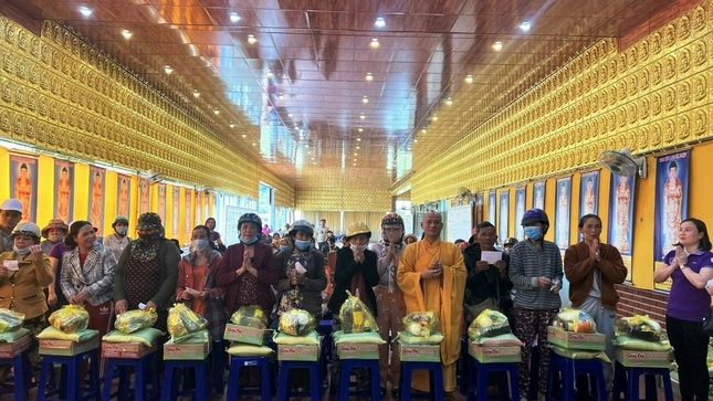 Đại đức Thích Đồng Giải trao quà đến người dân Đại đức Thích Đồng Giải trao quà đến người dân