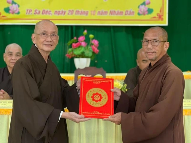 Hòa thượng Thích Chơn Minh trao quyết định chuẩn y nhân sự đến Thượng tọa Thích Minh Thuần