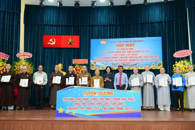 Chư tôn đức Tăng Ni được biểu dương gương "Chức sắc, chức việc tôn giáo tiêu biểu" năm 2022