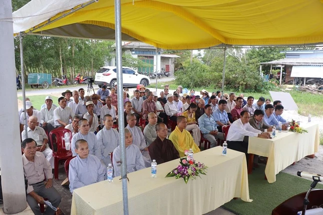 Chư tôn đức Tăng Ni, quan khách tham dự Chư tôn đức Tăng Ni, quan khách tham dự