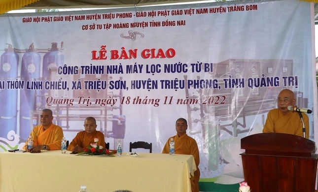 Hòa thượng Thích Thiện Tấn phát biểu trong buổi lễ bàn giao nhà máy lọc nước Từ Bi Hòa thượng Thích Thiện Tấn phát biểu trong buổi lễ bàn giao nhà máy lọc nước Từ Bi