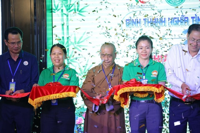 Cắt băng khai mạc chương trình