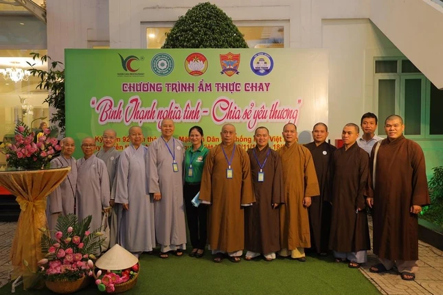 Chư tôn đức Tăng Ni tham dự chương trình