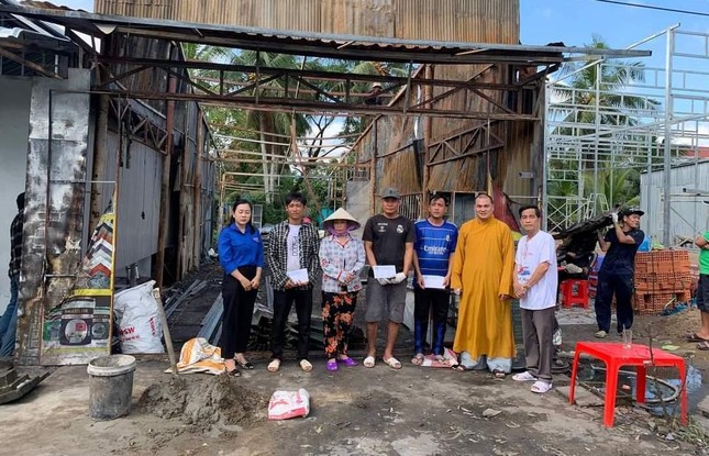 Đại đức Thích Nhuận Trí và chính quyền địa phương trao tiền hỗ trợ đến các hộ gia đình bị hỏa hoạn tại xã Trần Hợi