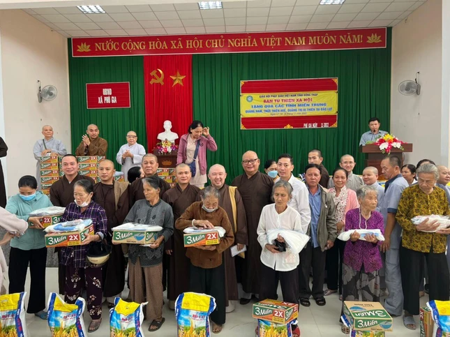 Trao quà đến bà con tại UBND xã Phú Gia, huyện Phú Vang, Thừa Thiên Huế