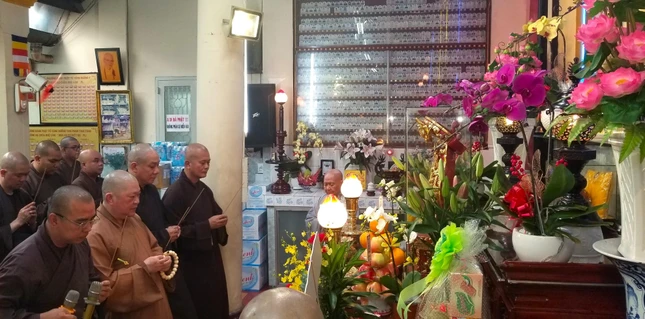 Thắp hương tưởng niệm cố Ni trưởng Giác Nhẫn, nguyên trụ trì chùa Huệ Lâm