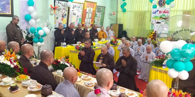 Đại diện Tăng Ni sinh dâng lời tác bạch