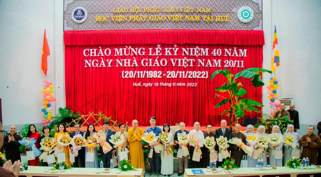 Tặng hoa, quà đến chư vị giáo thọ sư, giảng viên