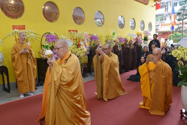 Dâng phạn thực cúng dường