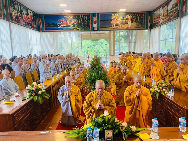 Đại diện Tăng Ni giảng sinh dâng lời tri ân