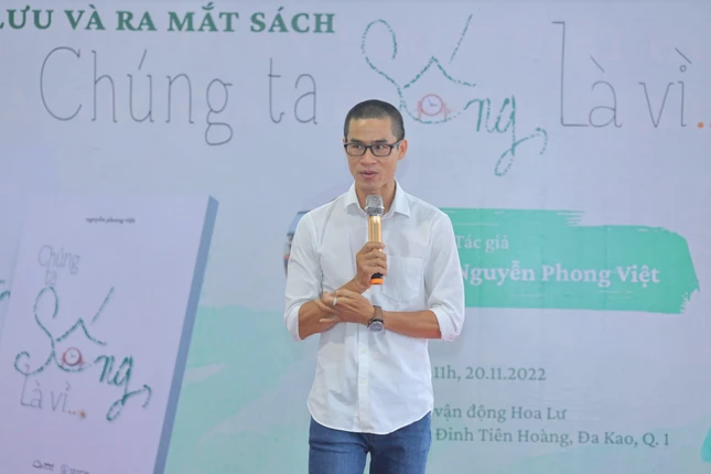 Nguyễn Phong Việt tại buổi giao lưu sáng 20-11 tại Sân vận động Hoa Lư