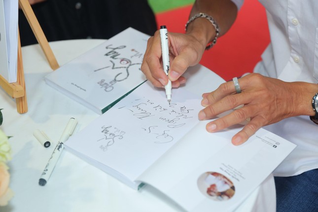 Nguyễn Phong Việt ký tặng sách đến bạn đọc yêu mến Nguyễn Phong Việt ký tặng sách đến bạn đọc yêu mến